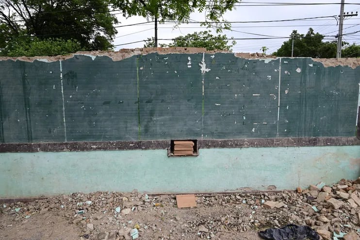 Entre escombros se encuentra el espacio donde Engineering SA debió construir una sala de clases en la escuela Delfín Chamorro del barrio Roberto L. Petit, en Asunción.