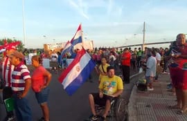 Familias damnificadas protesan en la avenida Costanera y cierran Cañadón Chaqueño