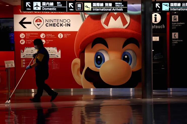 La imagen del personaje Super Mario adorna un aeropuerto.