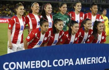 Jugadoras de Paraguay en el partido del grupo A ante Colombia de la Copa América Femenina en el estadio Pascual Guerrero en Cali (Colombia).