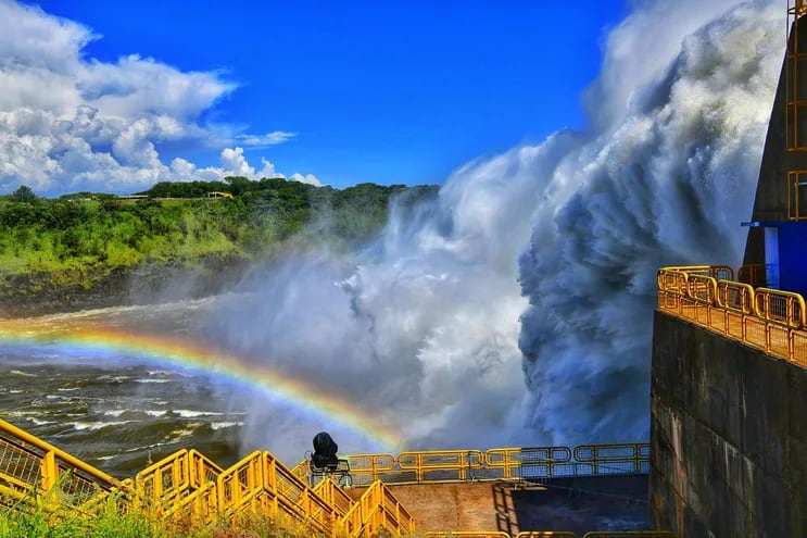 La apertura del vertedero de Itaipú impulsó la visita de turistas a la Central Hidroeléctrica.