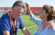 Louis Van Gaal junto a su esposa  Truss durante la práctica de ayer de la selección de Países Bajos