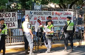 Policías custodian el Palacio de Justicia ante la presencia de manifestantes que rechazan a Miguel Prieto.