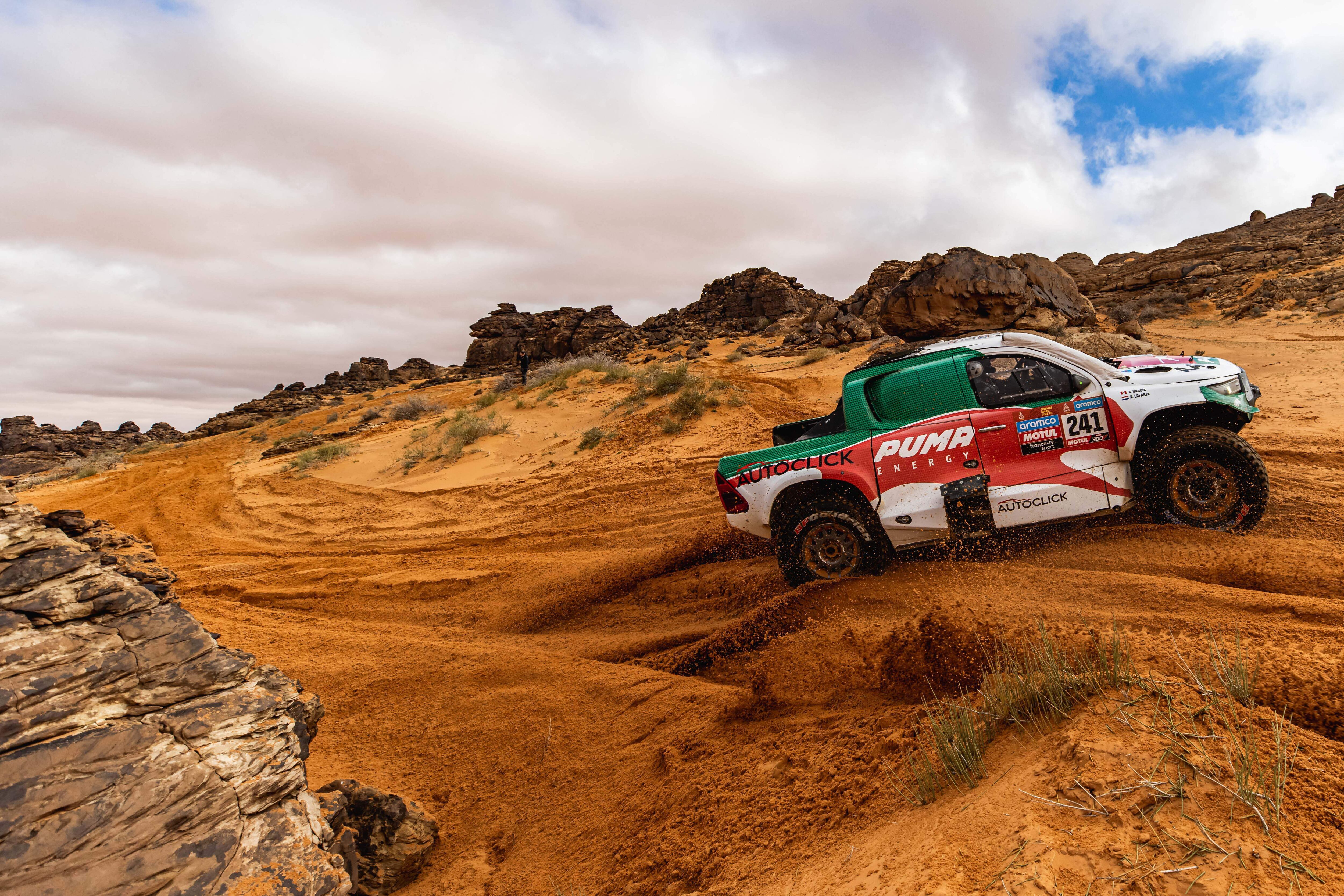 La Toyota Hilux V8 a los mandos de Andrea Lafarja y Ashley García, ya está presta para encarar la Etapa 6 del Rally Dakar 2023.
