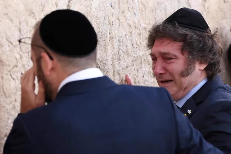 El presidente Javier Milei (d), emocionado, llora, junto al rabino Shimon Axel Wahnish, ante el Muro de los Lamentos.
