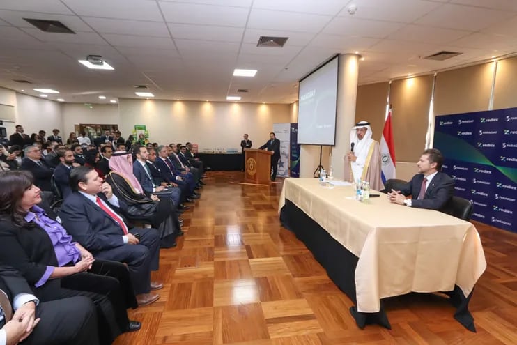El ministro de Industria y Comercio, Luis Castiglioni, se reunió con la numerosa comitiva proveniente de Arabia Saudita.