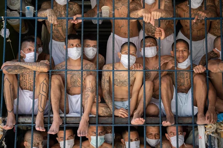 Pandilleros de la Mara Salvatrucha y la pandilla 18 en una prisión en Quezaltepeque, El Salvador, en una foto de archivo.