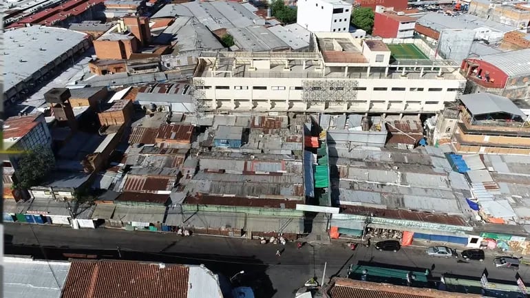 Imagen a aérea del estado en que se encuentra el Mercado 4 de Asunción, cuyas obras de mejoramiento nunca avanzaron.