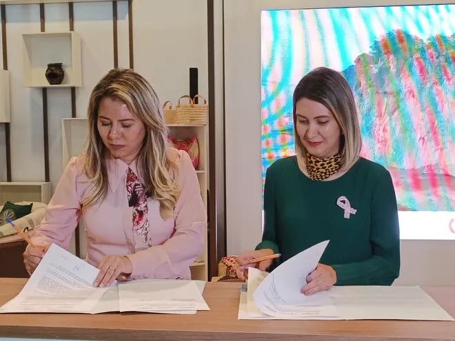 Angie Duarte y Monica Duarte firmaron el acuerdo para promover la capacitación y el trabajo decente en el rubro de turismo.