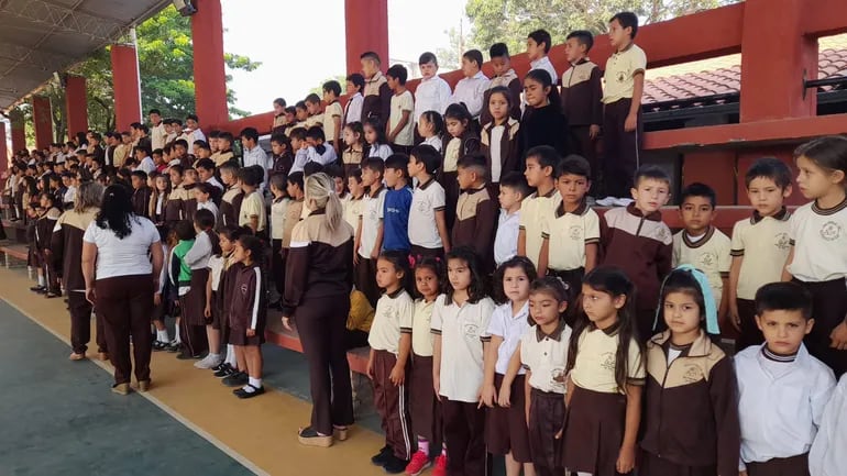 Alumnos de la escuela N° 1807 "San Francisco de Asís" de la ciudad de Pilar participaron del lanzamiento del programa de almuerzo escolar.