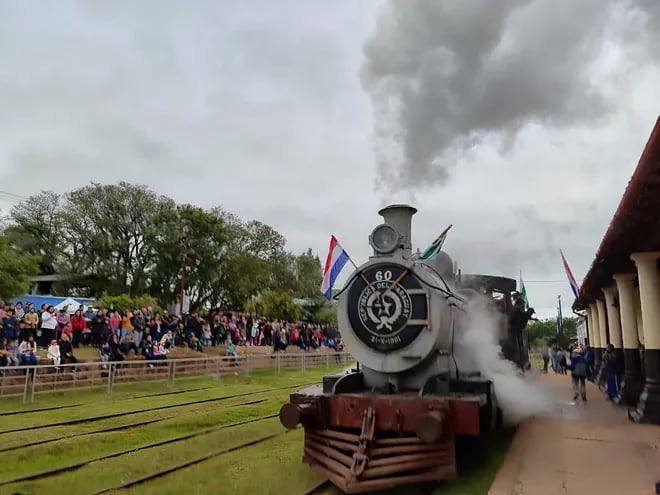 La locomotora 60 volvió a hacer sonar su silbato con una gran presencia de personas en el marco de las celebraciones de la fundación de Ypacaraí.