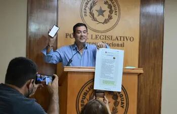 Senador Martín Arevalo exhibe los mensajes que le habría remitido el director de Aduanas Julio Fernández pidiéndole en plena pandemia beneficios presupuestarios para 5.000 funcionarios.