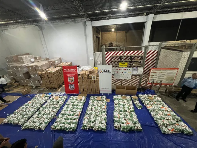 Cargamento de 978 kilogramos de cocaína incautada en la tarde del viernes en el Aeropuerto Internacional Silvio Pettirossi.