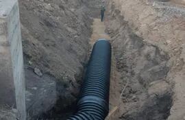 Colocación de tuberías para desagüe en una obra de gran envergadura.
