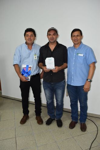 El ganador del premio Citi José Alcides Núñez (centro), con el jefe del CAH de Horqueta y el gerente del CAH, Daniel Acosta