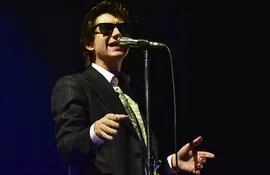 Alex Turner, vocalista de los Arctic Monkeys, cautivó desde el escenario con su voz y su actitud.