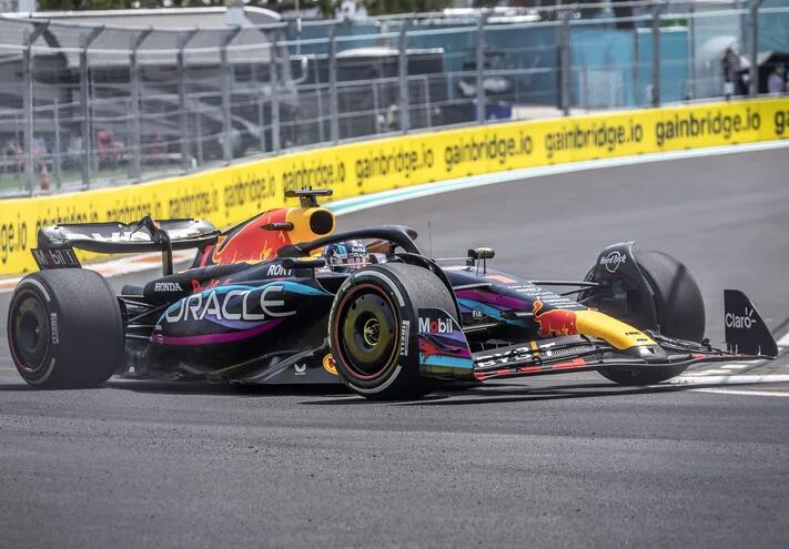 El piloto Max Verstappen del equipo Red Bull Racing en acción hoy durante la sesión de entrenamientos en Miami.