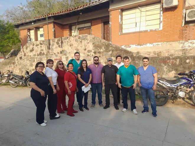 El grupo de profesionales de blanco llegado desde la capital del país. Se presentaron en el intervenido Hospital Regional de Fuerte Olimpo, donde atenderán a los pacientes durante una semana.