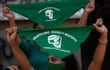 Feministas chilenas enarbolan el pañuelo verde, símbolo de la lucha por la legalización del aborto, en una manifestación en Santiago de Chile.