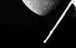 La imagen en blanco y negro, fue tomada a las 23.44 horas UTC cuando la nave se encontraba a 2.418 kilómetros de distancia de Mercurio, si bien la mayor aproximación se produjo diez minutos antes, cuando se situó a unos 198 kilómetros.
