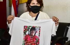 La señora Isabel López está con la remera que lleva la fotografía de su hija Angela Isabel López, que sufre Epilepsia de difícil control, síndrome de Down, y sufre trastorno general del desarrollo mental y físico.
