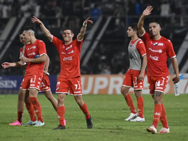 Los futbolistas de Nacional celebran el triunfo sobre Olimpia por la tercera fecha del torneo Clausura 2023 del fútbol paraguayo en el estadio Manuel Ferreira, en Asunción.