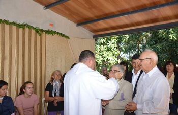 El párroco de Acahay Daniel Mendoza ofició la misa de renovación de votos matrimoniales de  don Remigio Duarte (81) y Dora Carreras (79).