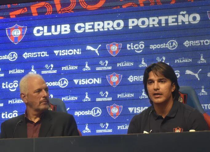 Marcelo Martins Moreno (d) en la presentación oficial como jugador de Cerro Porteño.
