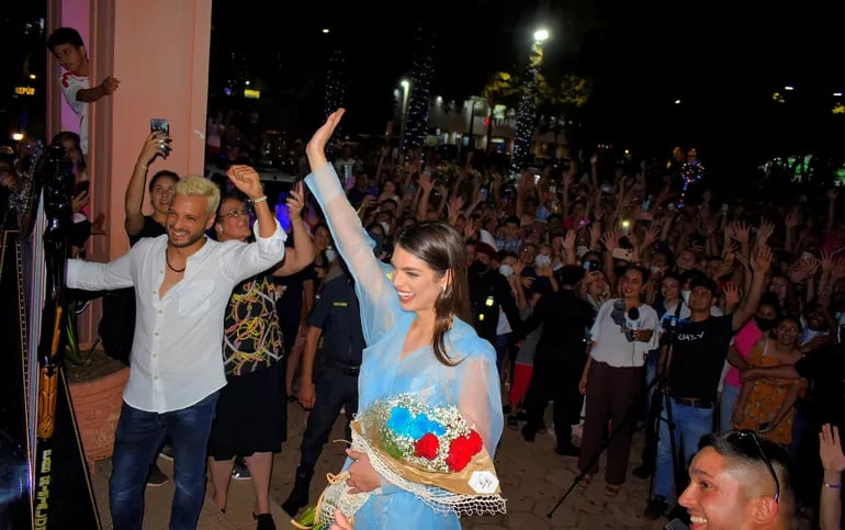Una multitud recibió a Nadia Ferreira en su ciudad natal, Villarrica del Espíritu Santo.