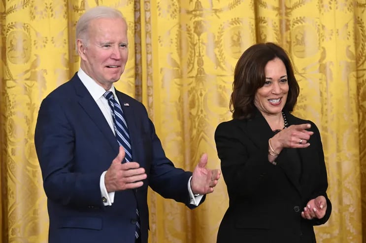 El presidente de Estados Unidos, Joe Biden (i) y la vicepresidente, Kamala Harris, durante un encuentro en la Casa Blanca.  (AFP)