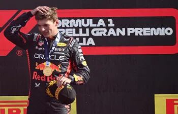 El neerlandés Max Verstappen, piloto de Red Bull Racing, celebra en el podio la victoria en el Gran Premio de Italia 2023 de la Fórmula 1 en el Autódromo Nazional de Monza, en Monza, Italia.