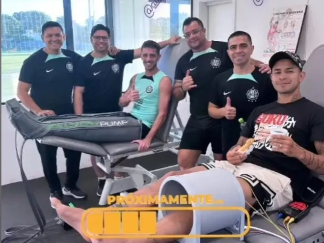 Derlis González (d), jugador de Olimpia, en compañía de los profesionales médicos y Alejandro Silva en el primer día de recuperación de la lesión ligamentaria.