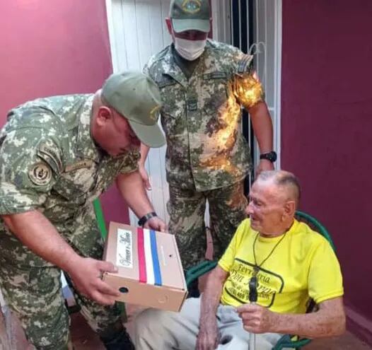 El veterano de la Guerra del Chaco, fue visitado por militares de la Fuerzas Armadas.