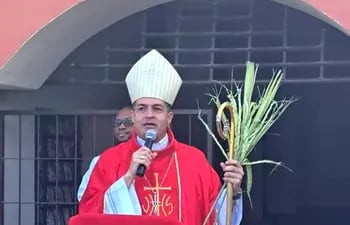 El obispo Gabriel Escobar, durante la celebración del Domingo de Ramos en Fuerte Olimpo