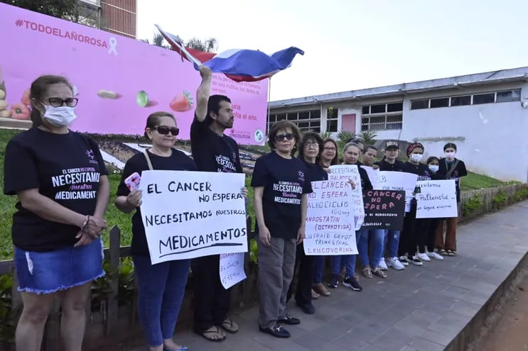 Pacientes oncológicos se manifestaron hoy frente a IPS