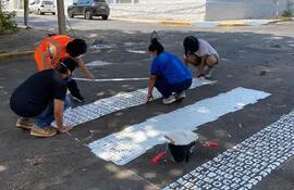 Vecinos del barrio Las Mercedes realizaron una pintata de líneas peatonales.