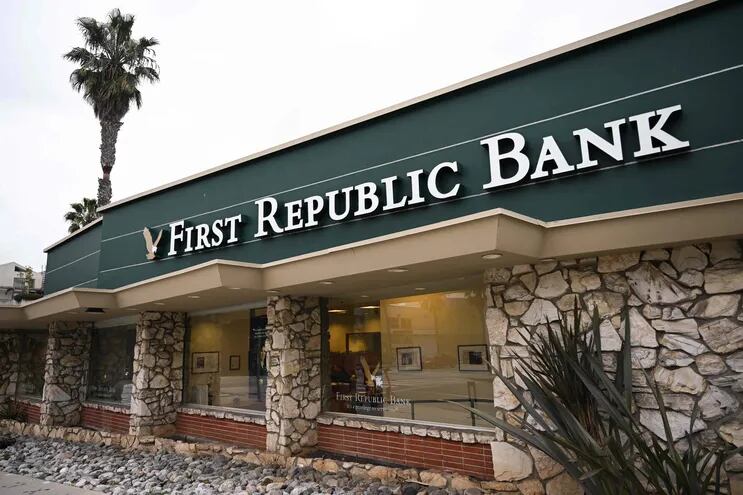 La señalización se muestra fuera de una sucursal del First Republic Bank en Santa Mónica, California, el 20 de marzo de 2023.