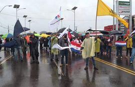 En Carapegua, como en otros puntos del país, los docentes cumplieron ayer su décimo día de protestas.