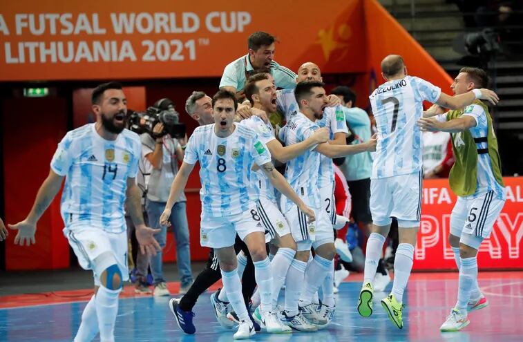 Jugadores argentinos celebran victoria en la semifinal de la Copa Mundial de Fútsal FIFA. EFE/EPA/TOMS KALNINS