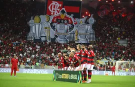 Los jugadores del Flamengo posan para la foto previa al partido contra Athletico Paranaense por los cuartos de final de la Copa de Brasil en el estadio Maracaná, en Río de Janeiro, Brasil.