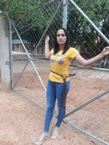 Laura Raquel Colmán Villarta se encadenó al portón de una escuela de Concepción por falta de docentes.