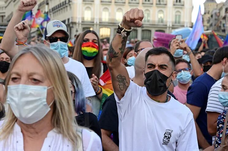 Manifestantes gritan consignas durante la concentración convocada por diferentes asociaciones LGTBI+ para denunciar la pasividad de las instituciones madrileñas ante la ola de agresiones que sufren.