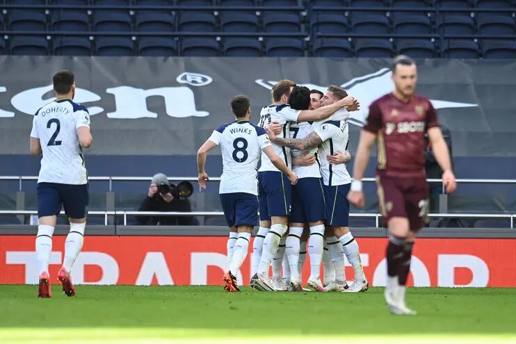 Los jugadores del Tottenham festejan uno de los tantos contra el Leeds en la jornada 17 de la Premier League.
