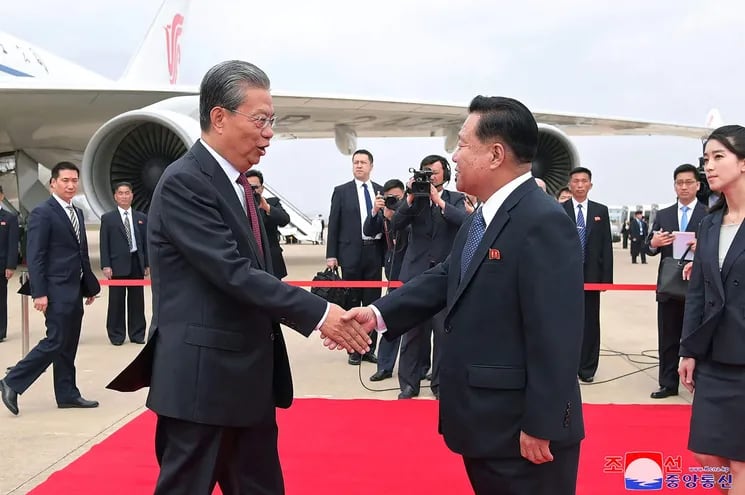 El líder del legislativo chino, Zhao Leji, se ha reunido con su homólogo en Corea del Norte, Choe Ryong-hae.