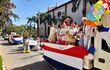Con coloridas carrozas y alumnos con trajes típicos celebran el Día del Folclore en Pilar.