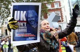 Manifestantes frente a la Corte de Magistrados de Westminsteren Londres. El fundador de WikiLeaks, Julian Assange, declaró en una audiencia mientras lucha para no ser extraditado a Estados Unidos.