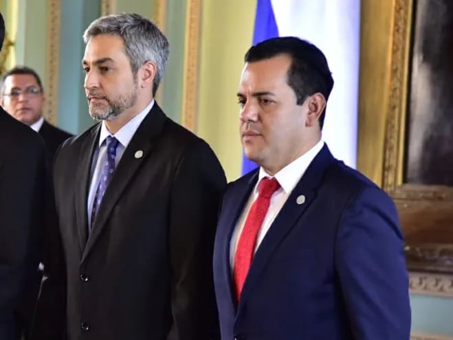 Juramento de Rodolfo Friedmann y Eber Ovelar como ministros.