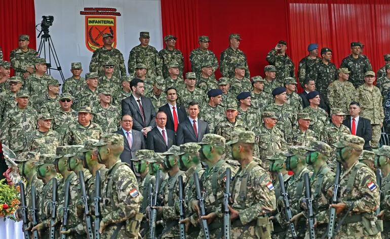 El presidente Santiago Peña, rodeado de militares, ayer en el  Día de la Infantería Paraguaya. Fue en el Comando del Ejército en Campo Grande. (Gentileza Presidencia).