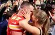 Travis Kelce, de los Kansas City Chiefs, y la cantante Taylor Swift se besan apasionadamente al culminar el Super Bowl LVIII en el Allegiant Stadium.