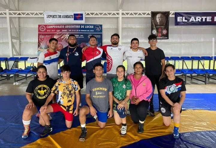 Selección de lucha olímpica que participó en un eslabón del Campeonato Argentino, en Posadas.